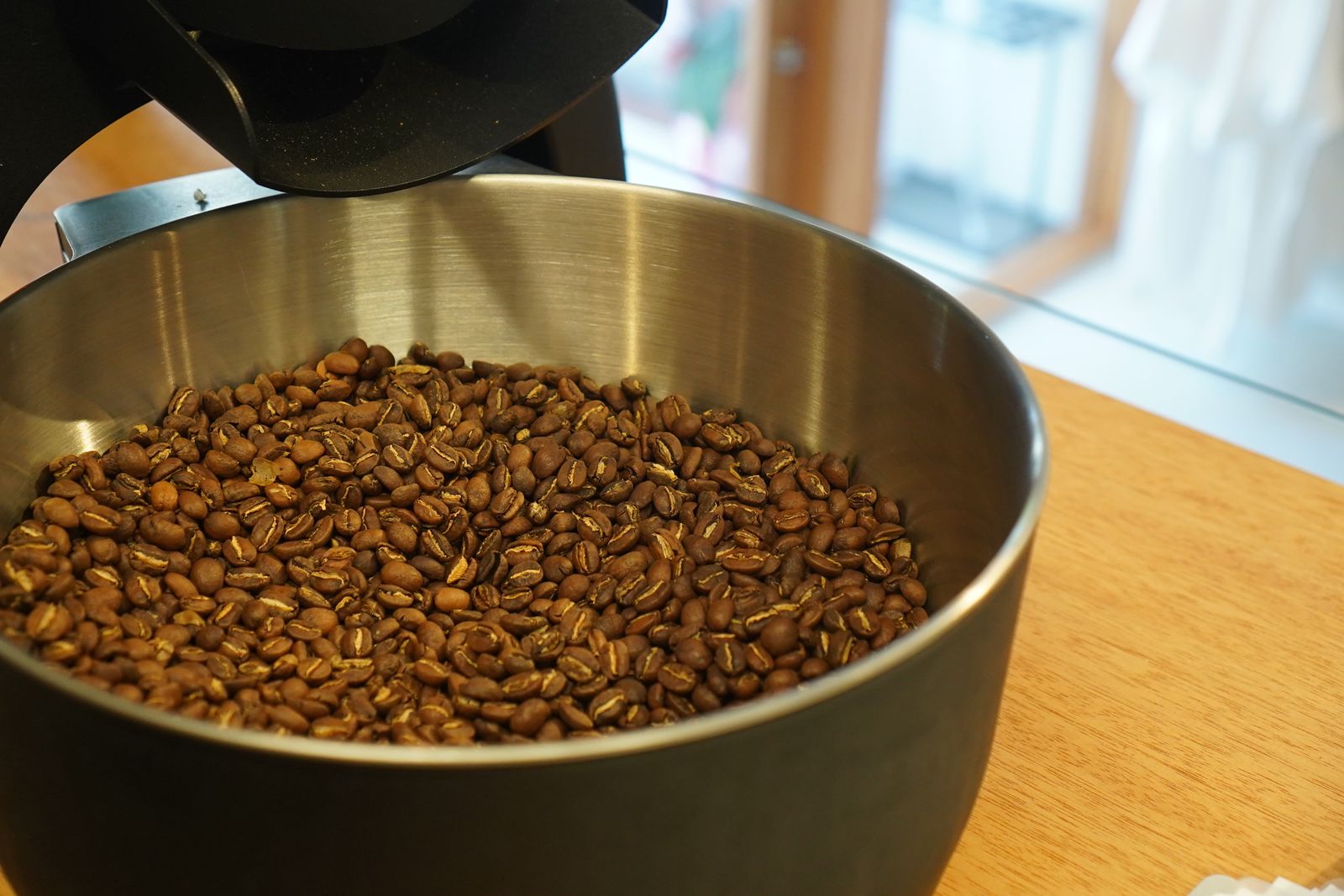 焙煎したてのコーヒー豆をボウルに移した様子